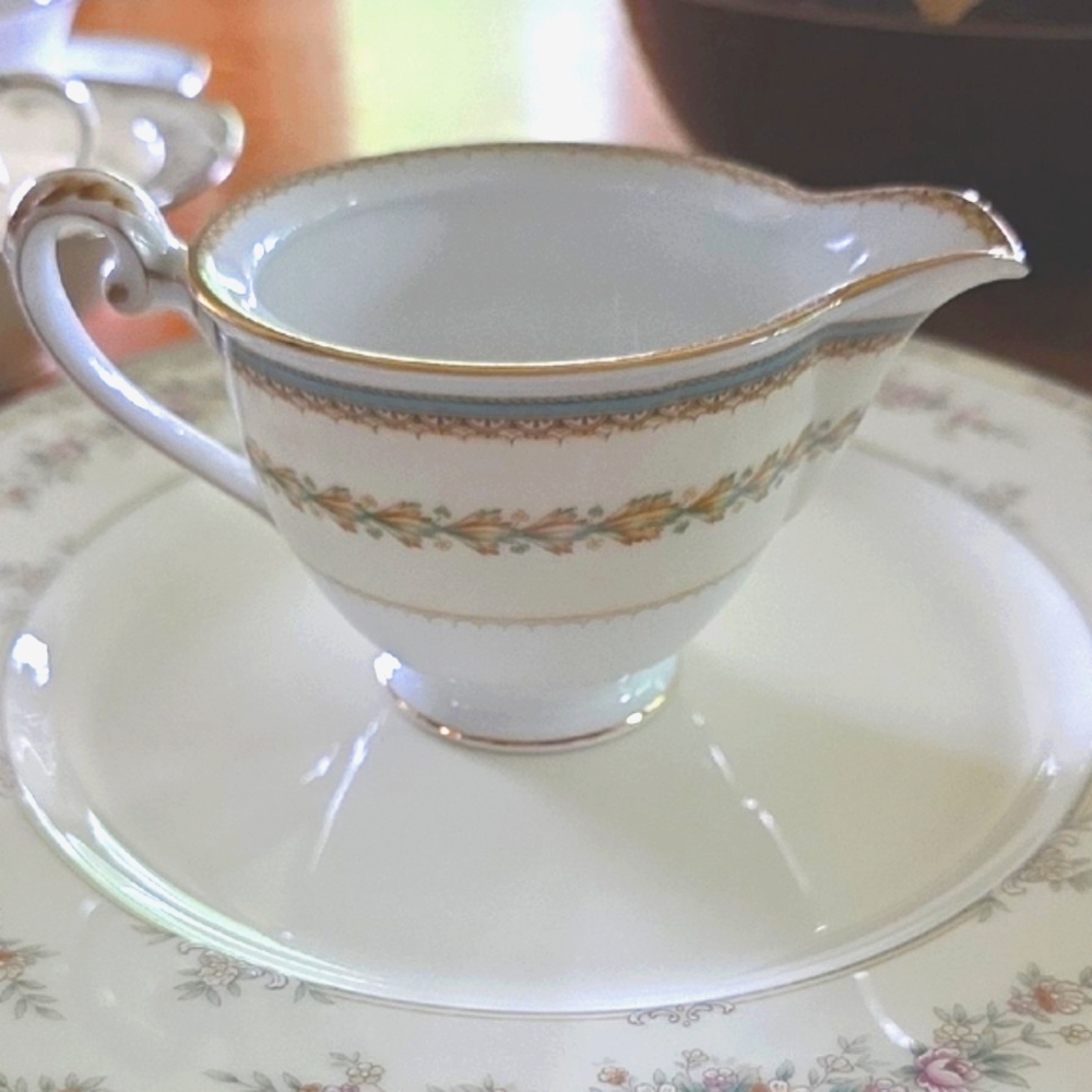 MEITO Alden Pattern Cream and Gold Accent Gravy Boat